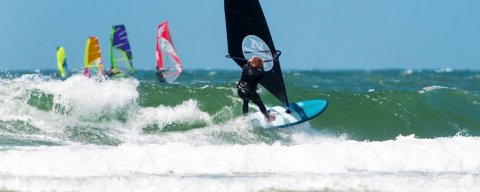 Pieter Bijl aan het testen met een zwart zeil met daarin duidelijk het North Sails logo